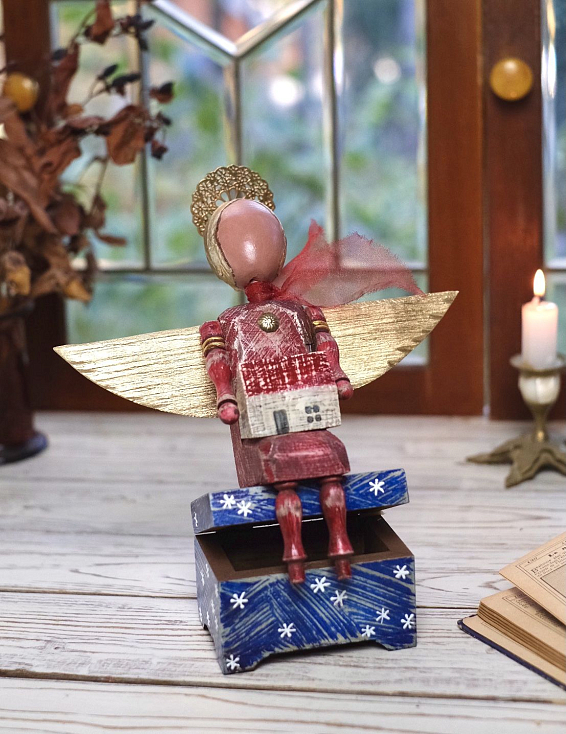 Ангел с домиком на шкатулке    