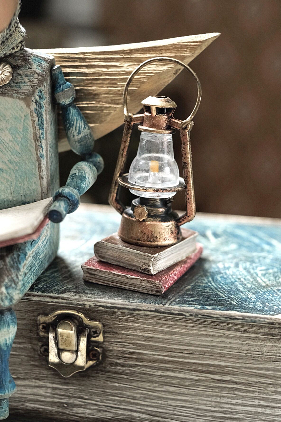 Читающий Ангел на книге - шкатулке с чашечкой и лампой Читающий Ангел на книге - шкатулке с чашечкой и лампой
