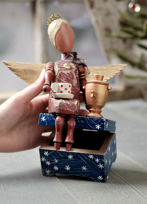 Ангел на шкатулке с чашечкой и самоваром